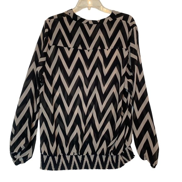 Torrid Women’s Blouse Plus Size 1 16/18 Black Zig Zag Semi Sheer Rouched Flown - Picture 3 of 8